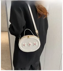 Détail du mini sac bandoulière blanc pour filles avec fleurs et bandoulière réglable