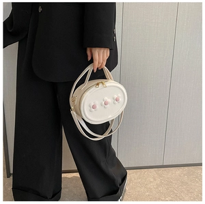 Détail du sac à main blanc en cuir PU pour filles avec fleurs 3D roses et zip doré