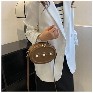 Détail du mini sac marron en PU avec fleurs 3D et fermeture éclair dorée pour fille