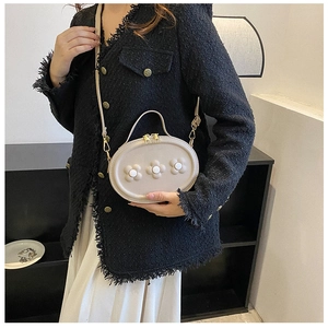 Détail du mini sac à main en PU beige avec fleurs et fermeture éclair double pratique