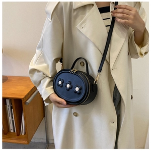 Détails du mini sac noir pour fille en cuir PU avec fleurs 3D et ferrures dorées chic