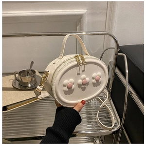 Détail d'un mini sac bandoulière en PU crème avec trois fleurs décoratives en relief