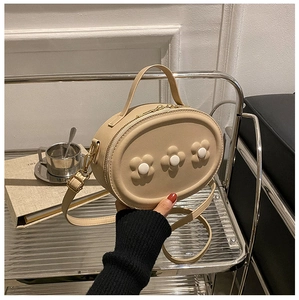 Vue détaillée du petit sac à main en cuir PU beige avec décorations de fleurs en 3D