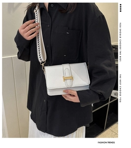 Détail du sac bandoulière blanc en cuir PU avec boucle dorée et sangle tissée