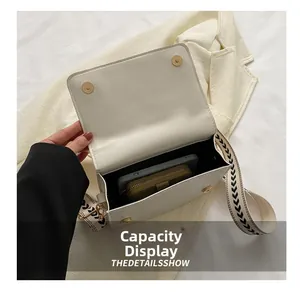 Aperçu de la capacité du sac bandoulière blanc montrant le téléphone et le portefeuille