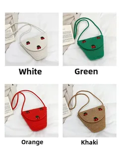 Détails de sacs en paille tissés avec broderie cerise en quatre couleurs d'été