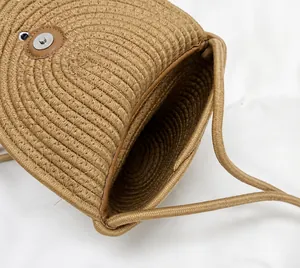 Détail du sac seau tissé avec fermeture magnétique et bandoulière en corde résistante