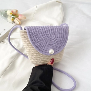 Détail du sac bandoulière tissé à la main avec rabat violet et perle décorative