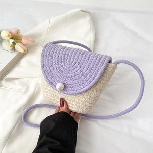 Sac bandoulière en paille tressée violet et crème avec boucle perle pour vacances d'été