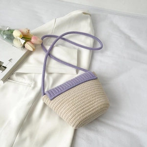 Détail du tissage en coton beige fait main et du rabat lavande sur le mini sac