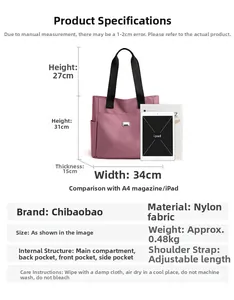 Sac fourre-tout en nylon rose avec iPad et magazine A4 pour comparaison de taille