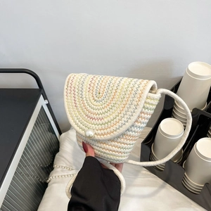 Détail du sac bandoulière tissé arc-en-ciel avec fermoir perle et sangle en corde de coton
