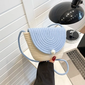 Petit sac bandoulière tissé bleu clair et beige avec fermoir perle élégant