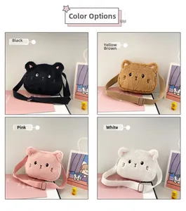 Detalle de bolsos de gato en felpa negro, marrón, rosa y blanco con bordado facial