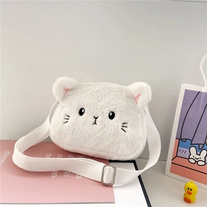Detalle del bolso de gato de felpa blanca que muestra textura suave y cara bordada de gatito