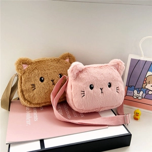 Detalle de bolsos bandolera de peluche de gato con piel sintética suave y bordados finos