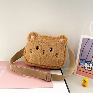 Detalle del bolso de hombro de gato de peluche marrón con bordado y correa ajustable