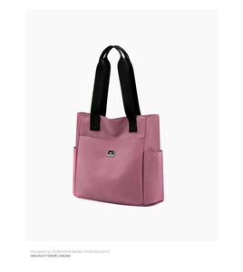 Vue détaillée du sac fourre-tout en Oxford rose avec poignées noires et poches