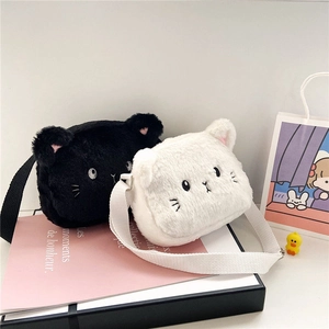 Detalle de bolsos bandolera de peluche de gato en blanco y negro con suave piel y bordado