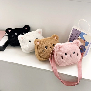 Detalle de bolsos bandolera de peluche para niños en cuatro colores suaves y tiernos