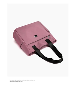 Sac cabas rose en nylon imperméable avec anses noires et logo en métal argenté
