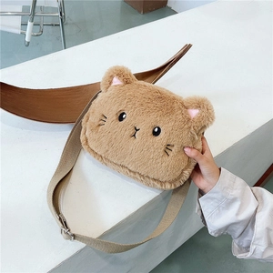 Vista detallada del bolso bandolera de peluche con forma de gato y bordado facial de alta calidad