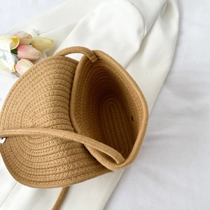 Vue de dessus montrant la profondeur intérieure et la texture tissée du sac en paille