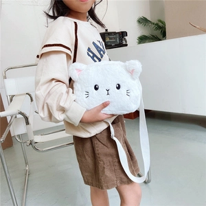 Detalle del bolso bandolera de peluche de gato blanco con bordados y correa ajustable