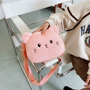 Detalle del bolso de gatito de peluche rosa con piel sintética suave y orejas bordadas