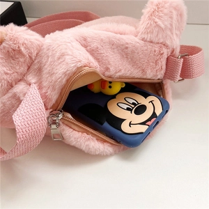 Detalle del espacio interior de este bolso bandolera de felpa rosa suave