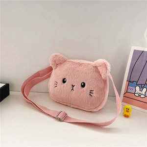 Detalle del bolso bandolera de gato de felpa rosa para niños con correa ajustable