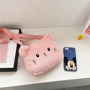 Detalle del bolso de gatito de peluche rosa con bordados y correa ajustable