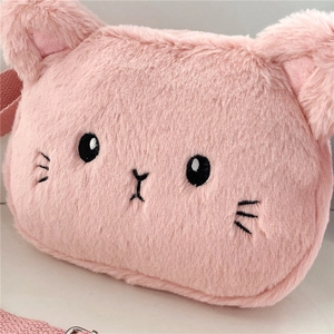 Vista detallada del bolso bandolera de gato de peluche rosa con pelo suave y bordados