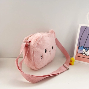 Detalle del bolso infantil de gato en felpa rosa con bordado y correa ajustable