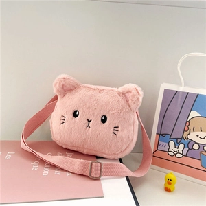 Detalle del bolso de gatito de felpa rosa con textura suave y cara de gato bordada