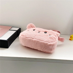 Detalle del bolso bandolera de felpa rosa con bordado de gato y suaves orejas en 3D