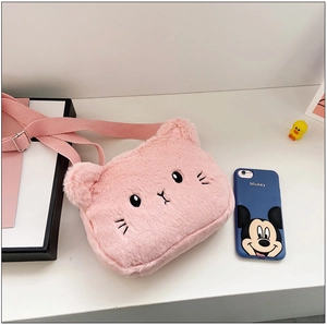 Detalle del bolso bandolera de gatito de peluche rosa con pelo suave y cara bordada