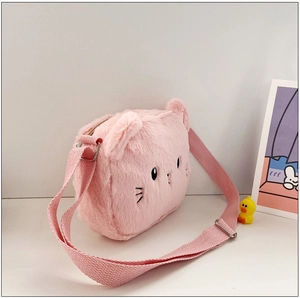 Detalle de bolso bandolera de gato rosa de peluche con correa de lona y hebillas de metal