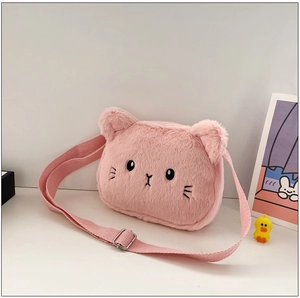 Detalle del bolso de peluche rosa con forma de gato, bordado y correa ajustable