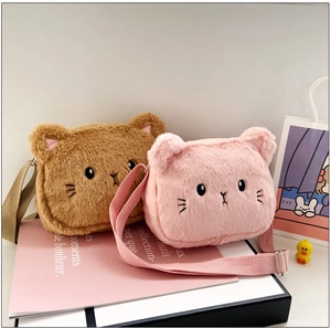 Detalle de bolsos bandolera de gato de peluche en marrón y rosa con bordados y correas