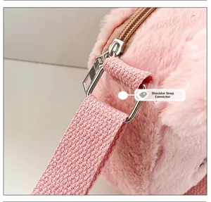 Detalle de bolso de felpa rosa con anillo metálico plateado y correa tejida