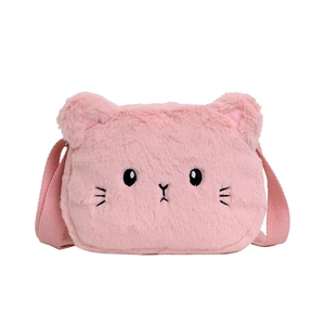 Detalle del bolso bandolera de gatito rosa de peluche con bordado de cara y piel suave