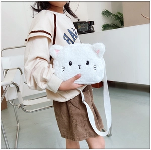 Detalle del lindo bolso bandolera de gatito de peluche blanco con piel sintética suave