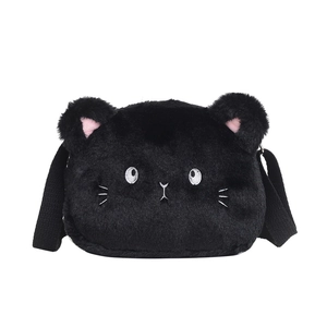 Detalle de bolso gato de peluche negro con bordado fino y correa ajustable larga