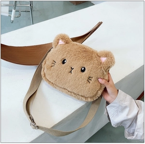 Detalle del bolso bandolera de gato de peluche marrón con bordados y correa