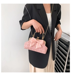 Sac bandoulière en tweed rose avec nœud en satin et chaîne dorée à la main