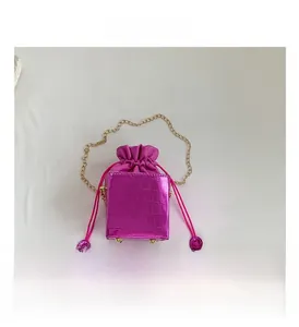 Dettaglio mini borsa a secchiello viola metallizzato con catena dorata lucida