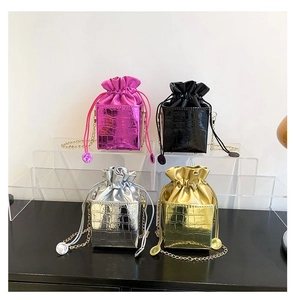 Mini borse a secchiello con motivo a coccodrillo in viola, nero, argento e oro con catene