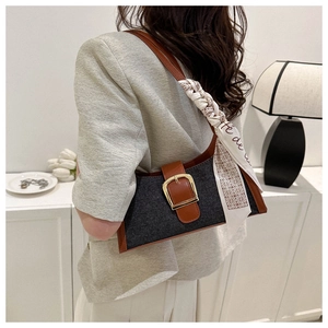 Gros plan détaillé d'un sac à bandoulière en denim avec bandoulière en cuir et foulard