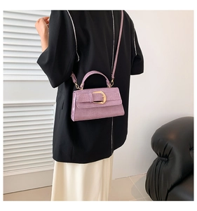 Vue détaillée du sac à main violet en cuir croco avec boucle métallique dorée élégante